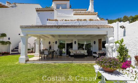 Ruim huis te koop, met uitgestrekte buitenruimtes in een gated complex in Nueva Andalucia, Marbella 74702
