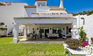 Ruim huis te koop, met uitgestrekte buitenruimtes in een gated complex in Nueva Andalucia, Marbella 74702 