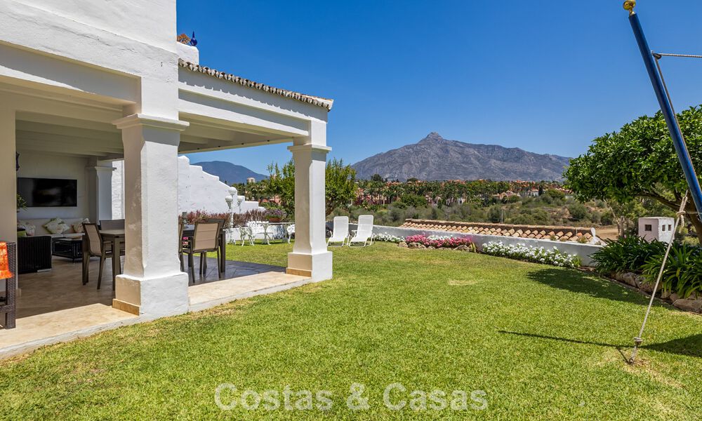 Ruim huis te koop, met uitgestrekte buitenruimtes in een gated complex in Nueva Andalucia, Marbella 74705