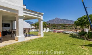 Ruim huis te koop, met uitgestrekte buitenruimtes in een gated complex in Nueva Andalucia, Marbella 74705 