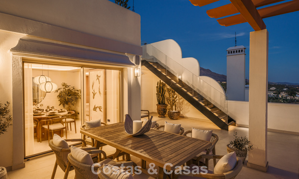 Prestigieus gerenoveerd penthouse met panoramisch zeezicht te koop in Nueva Andalucia’s golfvallei, Marbella 773611