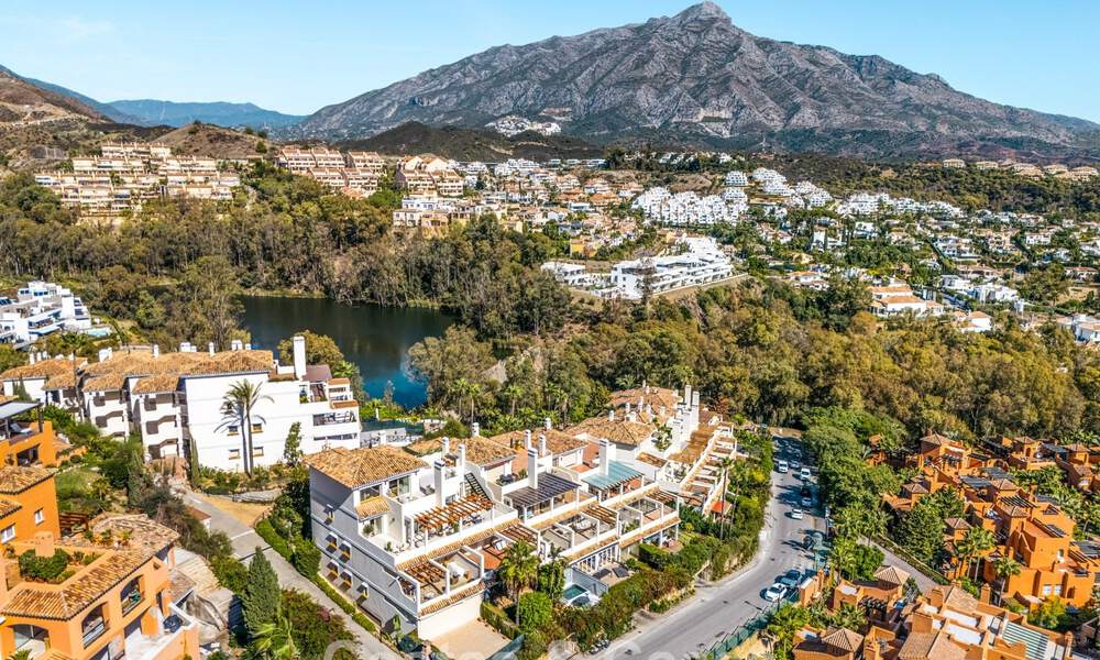 Prestigieus gerenoveerd penthouse met panoramisch zeezicht te koop in Nueva Andalucia’s golfvallei, Marbella 773620