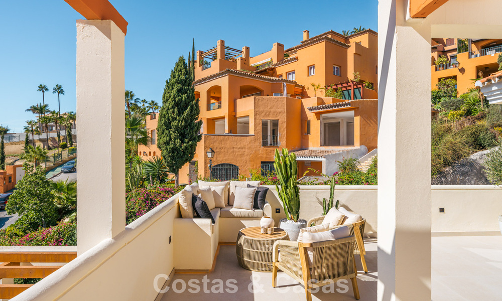 Prestigieus gerenoveerd penthouse met panoramisch zeezicht te koop in Nueva Andalucia’s golfvallei, Marbella 773630