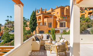 Prestigieus gerenoveerd penthouse met panoramisch zeezicht te koop in Nueva Andalucia’s golfvallei, Marbella 773630 