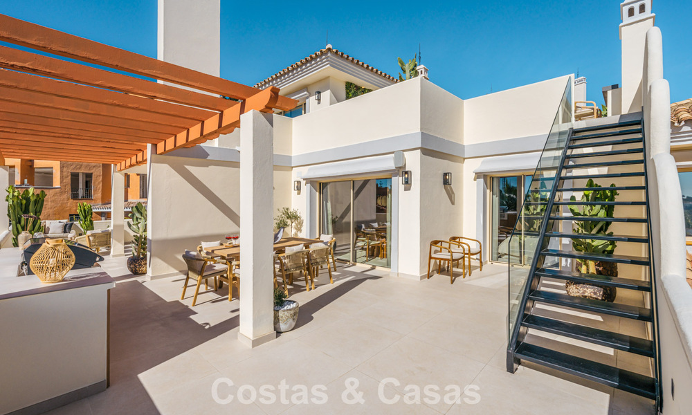 Prestigieus gerenoveerd penthouse met panoramisch zeezicht te koop in Nueva Andalucia’s golfvallei, Marbella 773632