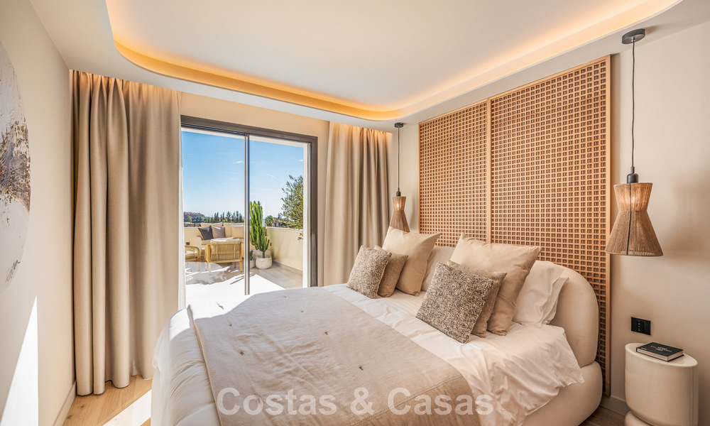 Prestigieus gerenoveerd penthouse met panoramisch zeezicht te koop in Nueva Andalucia’s golfvallei, Marbella 773645