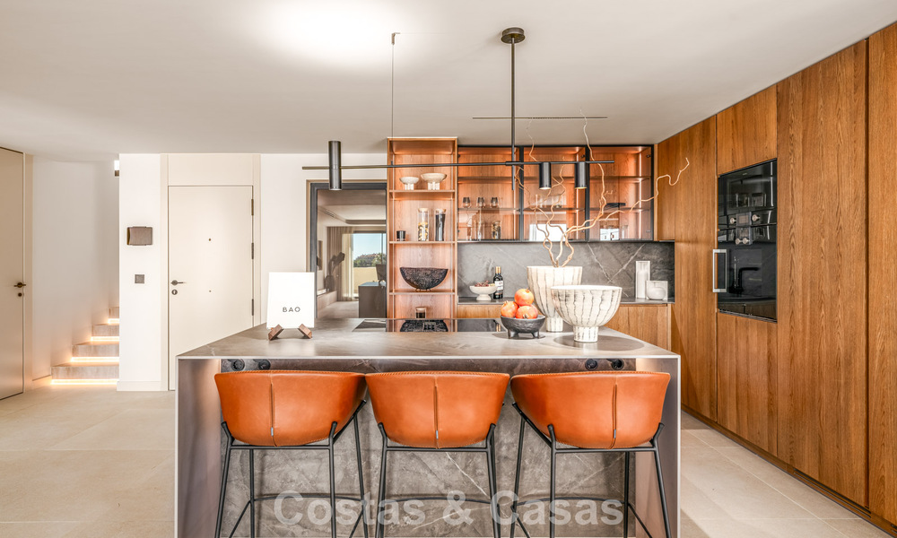 Prestigieus gerenoveerd penthouse met panoramisch zeezicht te koop in Nueva Andalucia’s golfvallei, Marbella 773646