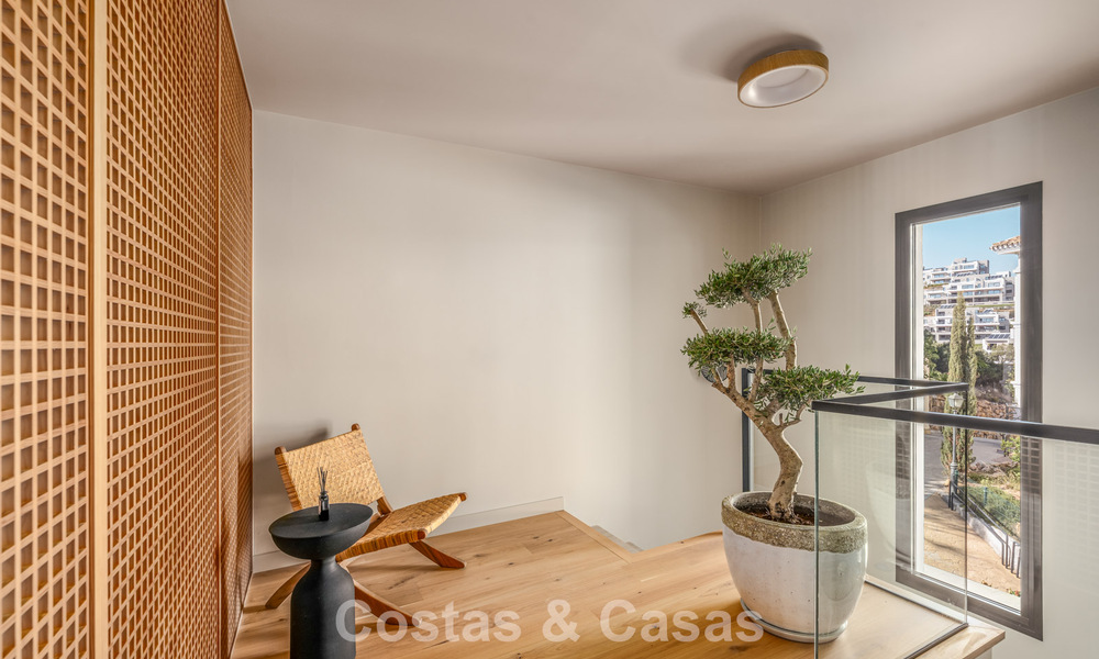 Prestigieus gerenoveerd penthouse met panoramisch zeezicht te koop in Nueva Andalucia’s golfvallei, Marbella 773650