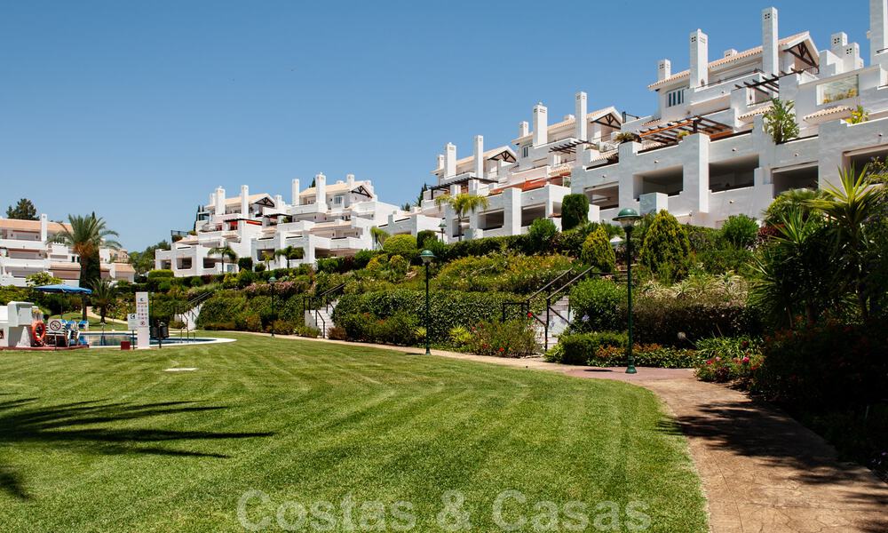 Luxueus gerenoveerd appartement met zeezicht te koop in een exclusief strandcomplex in Los Monteros, Marbella Oost 776372