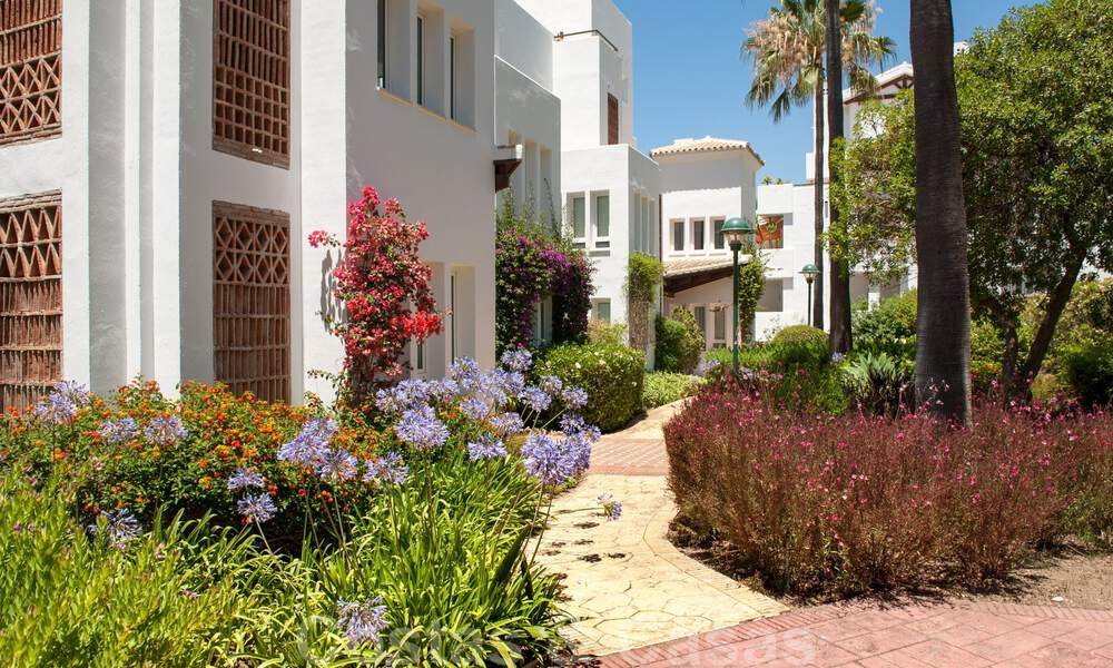 Luxueus gerenoveerd appartement met zeezicht te koop in een exclusief strandcomplex in Los Monteros, Marbella Oost 776373