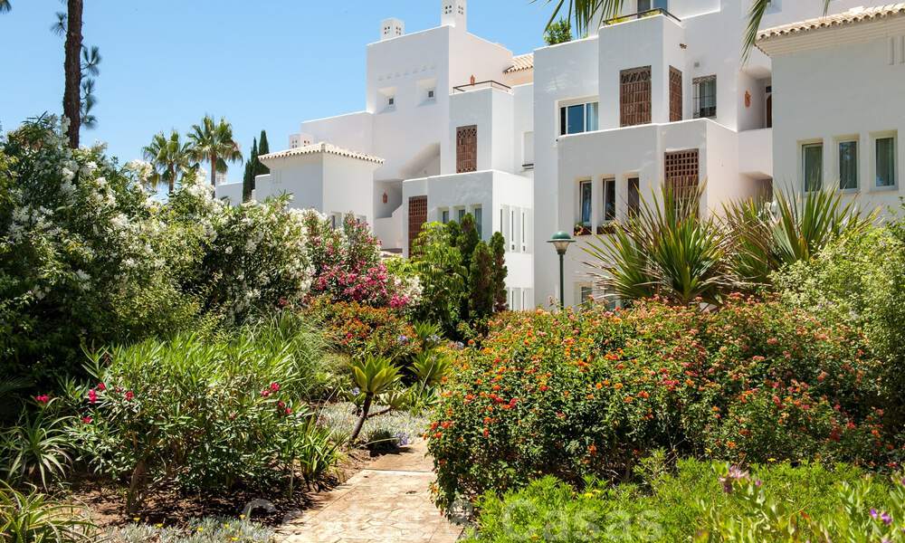 Luxueus gerenoveerd appartement met zeezicht te koop in een exclusief strandcomplex in Los Monteros, Marbella Oost 776374