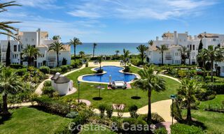 Luxueus gerenoveerd appartement met zeezicht te koop in een exclusief strandcomplex in Los Monteros, Marbella Oost 776644 