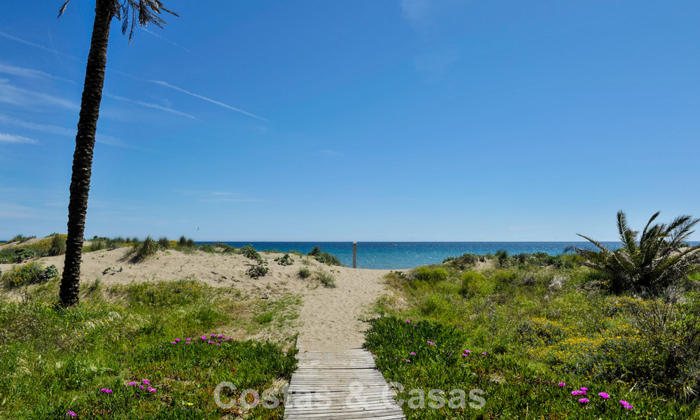 Luxueus gerenoveerd appartement met zeezicht te koop in een exclusief strandcomplex in Los Monteros, Marbella Oost 776646