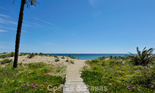 Luxueus gerenoveerd appartement met zeezicht te koop in een exclusief strandcomplex in Los Monteros, Marbella Oost 776646 