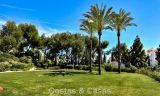 Luxueus gerenoveerd appartement met zeezicht te koop in een exclusief strandcomplex in Los Monteros, Marbella Oost 776647 