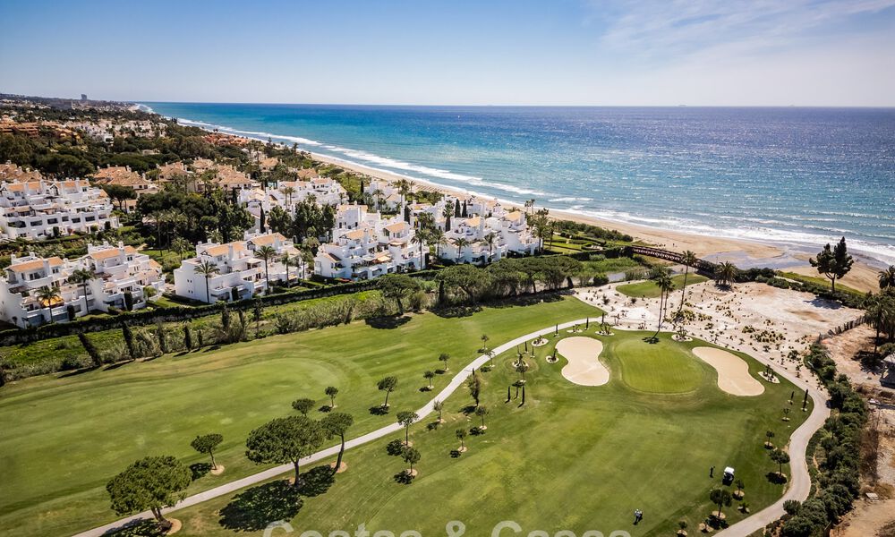 Luxueus gerenoveerd appartement met zeezicht te koop in een exclusief strandcomplex in Los Monteros, Marbella Oost 778329
