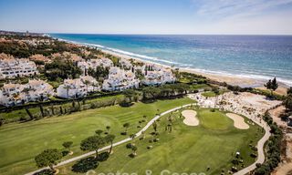 Luxueus gerenoveerd appartement met zeezicht te koop in een exclusief strandcomplex in Los Monteros, Marbella Oost 778329 