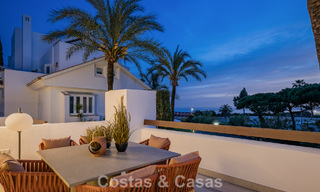 Luxueus gerenoveerd appartement met zeezicht te koop in een exclusief strandcomplex in Los Monteros, Marbella Oost 778332 