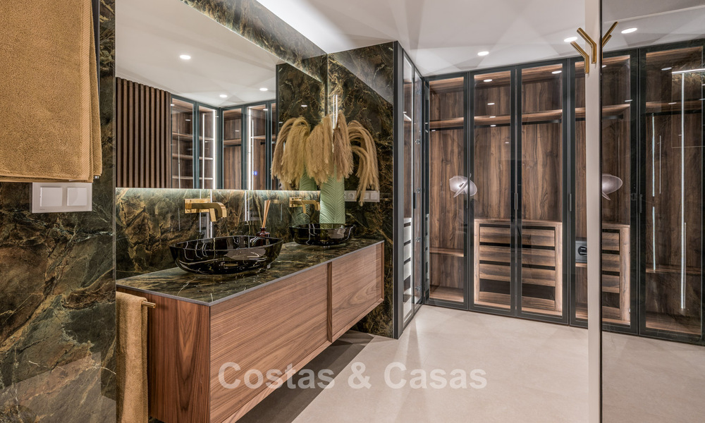 Luxueus gerenoveerd appartement met zeezicht te koop in een exclusief strandcomplex in Los Monteros, Marbella Oost 778333