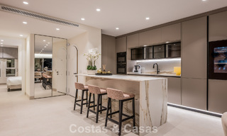 Luxueus gerenoveerd appartement met zeezicht te koop in een exclusief strandcomplex in Los Monteros, Marbella Oost 778334 