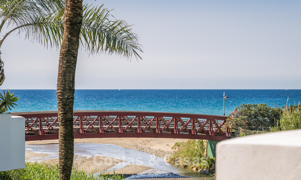 Luxueus gerenoveerd appartement met zeezicht te koop in een exclusief strandcomplex in Los Monteros, Marbella Oost 778338
