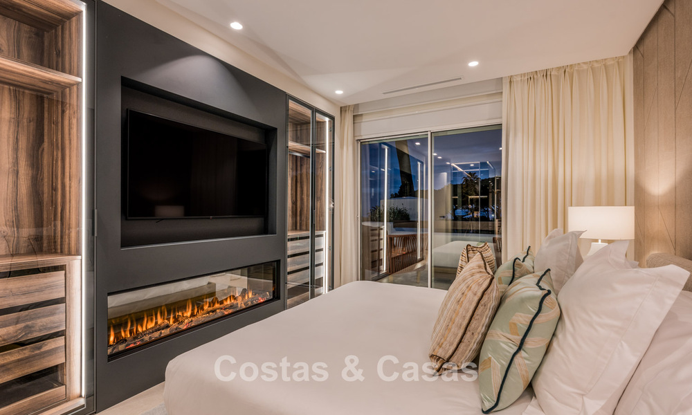 Luxueus gerenoveerd appartement met zeezicht te koop in een exclusief strandcomplex in Los Monteros, Marbella Oost 778339