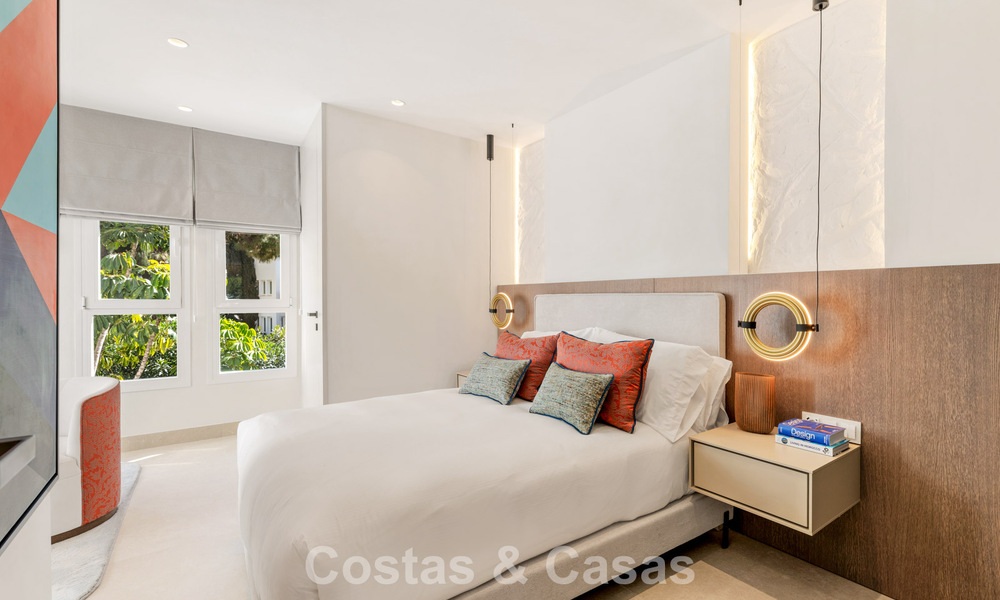 Luxueus gerenoveerd appartement met zeezicht te koop in een exclusief strandcomplex in Los Monteros, Marbella Oost 778341