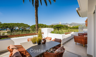 Luxueus gerenoveerd appartement met zeezicht te koop in een exclusief strandcomplex in Los Monteros, Marbella Oost 778342 