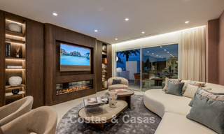 Luxueus gerenoveerd appartement met zeezicht te koop in een exclusief strandcomplex in Los Monteros, Marbella Oost 778345 