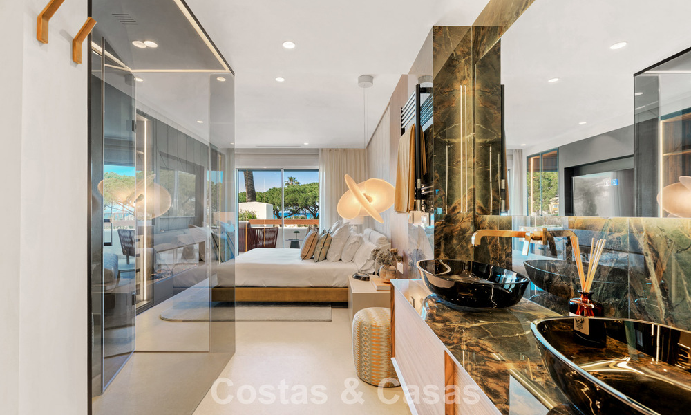 Luxueus gerenoveerd appartement met zeezicht te koop in een exclusief strandcomplex in Los Monteros, Marbella Oost 778346