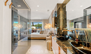 Luxueus gerenoveerd appartement met zeezicht te koop in een exclusief strandcomplex in Los Monteros, Marbella Oost 778346 