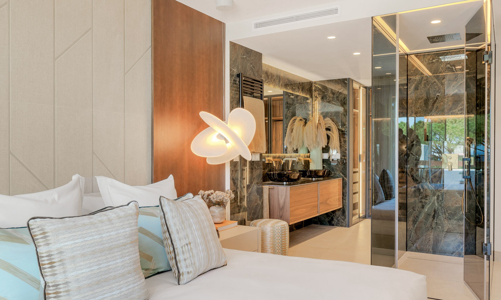 Luxueus gerenoveerd appartement met zeezicht te koop in een exclusief strandcomplex in Los Monteros, Marbella Oost 778347