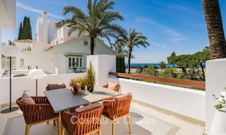 Luxueus gerenoveerd appartement met zeezicht te koop in een exclusief strandcomplex in Los Monteros, Marbella Oost 778348 