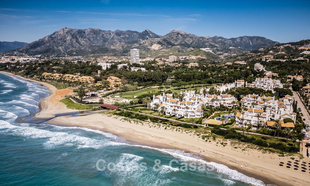 Luxueus gerenoveerd appartement met zeezicht te koop in een exclusief strandcomplex in Los Monteros, Marbella Oost 778350
