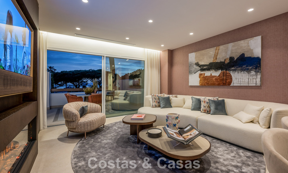 Luxueus gerenoveerd appartement met zeezicht te koop in een exclusief strandcomplex in Los Monteros, Marbella Oost 778353