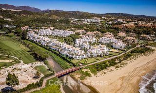 Luxueus gerenoveerd appartement met zeezicht te koop in een exclusief strandcomplex in Los Monteros, Marbella Oost 778359 