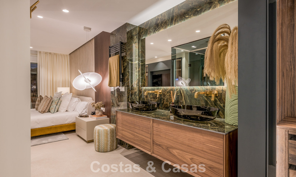 Luxueus gerenoveerd appartement met zeezicht te koop in een exclusief strandcomplex in Los Monteros, Marbella Oost 778361