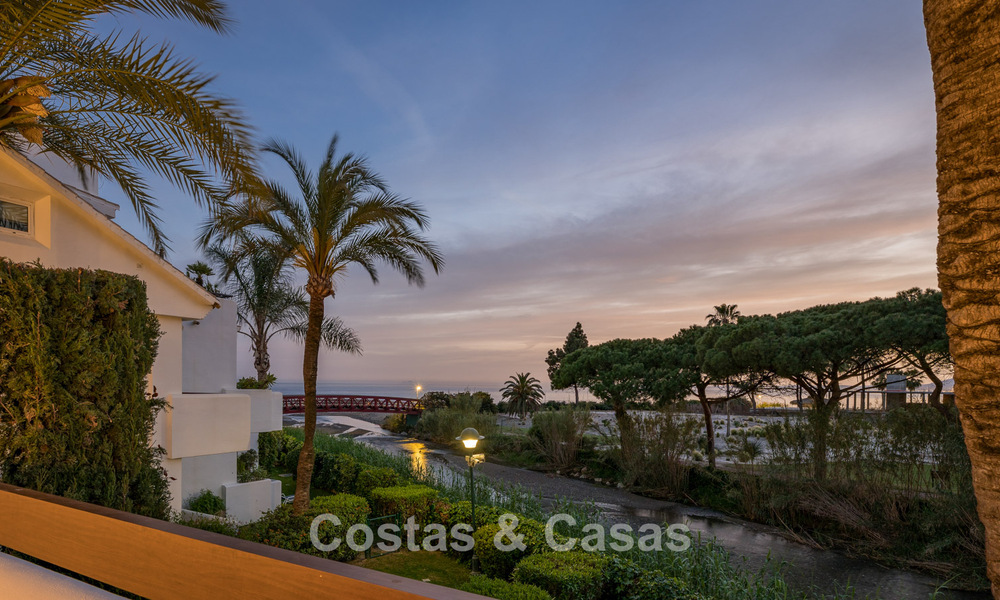 Luxueus gerenoveerd appartement met zeezicht te koop in een exclusief strandcomplex in Los Monteros, Marbella Oost 778367