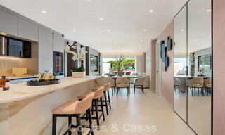 Luxueus gerenoveerd appartement met zeezicht te koop in een exclusief strandcomplex in Los Monteros, Marbella Oost 778370 