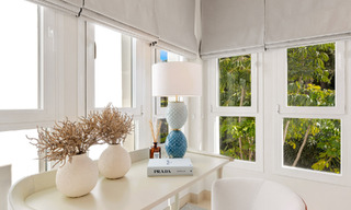 Luxueus gerenoveerd appartement met zeezicht te koop in een exclusief strandcomplex in Los Monteros, Marbella Oost 778371 