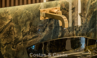 Luxueus gerenoveerd appartement met zeezicht te koop in een exclusief strandcomplex in Los Monteros, Marbella Oost 778372 