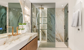 Luxueus gerenoveerd appartement met zeezicht te koop in een exclusief strandcomplex in Los Monteros, Marbella Oost 778375 