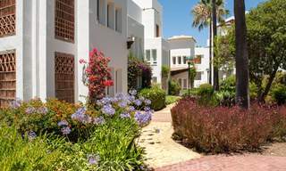 Stijlvol gerenoveerd appartement met zeezicht te koop in een exclusief strandcomplex in Los Monteros, Marbella Oost 776364 