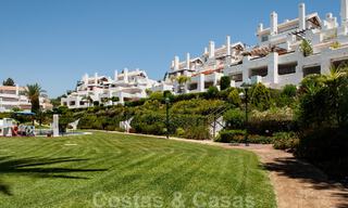Stijlvol gerenoveerd appartement met zeezicht te koop in een exclusief strandcomplex in Los Monteros, Marbella Oost 776367 