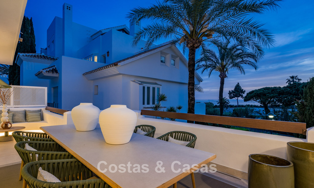Stijlvol gerenoveerd appartement met zeezicht te koop in een exclusief strandcomplex in Los Monteros, Marbella Oost 778397