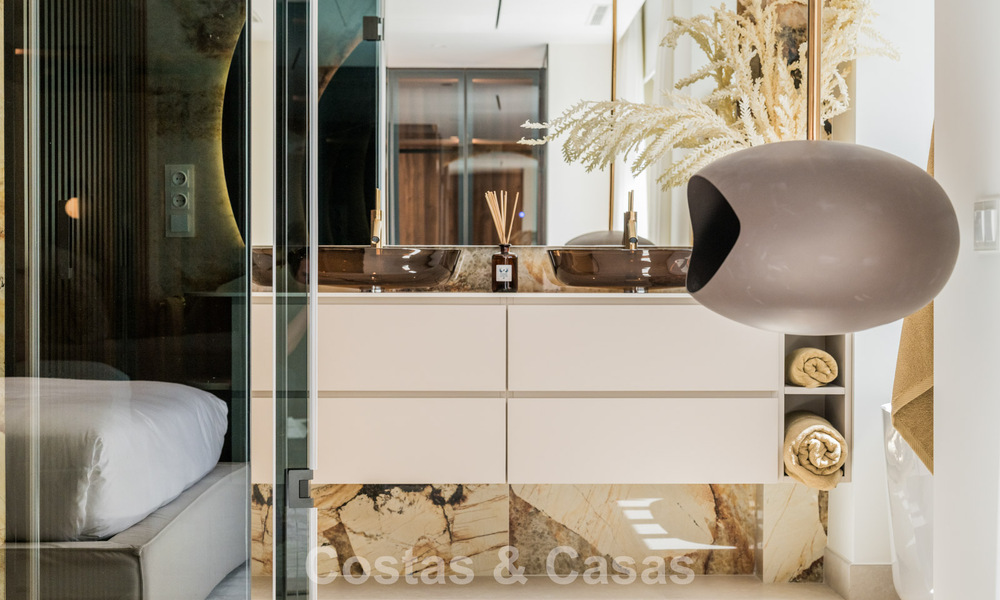 Stijlvol gerenoveerd appartement met zeezicht te koop in een exclusief strandcomplex in Los Monteros, Marbella Oost 778407