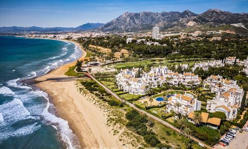 Stijlvol gerenoveerd appartement met zeezicht te koop in een exclusief strandcomplex in Los Monteros, Marbella Oost 778418