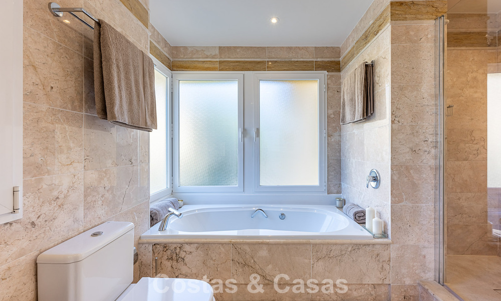 Ruim 3-slaapkamer appartement met panoramisch zeezicht te koop in een strandcomplex ten oosten van Marbella centrum 774657