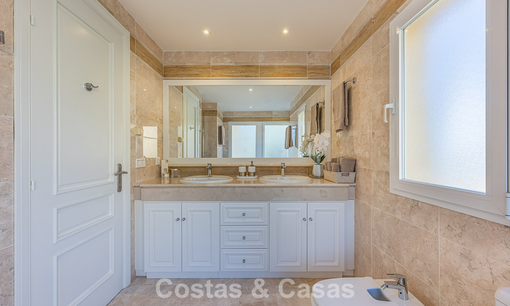 Ruim 3-slaapkamer appartement met panoramisch zeezicht te koop in een strandcomplex ten oosten van Marbella centrum 774658