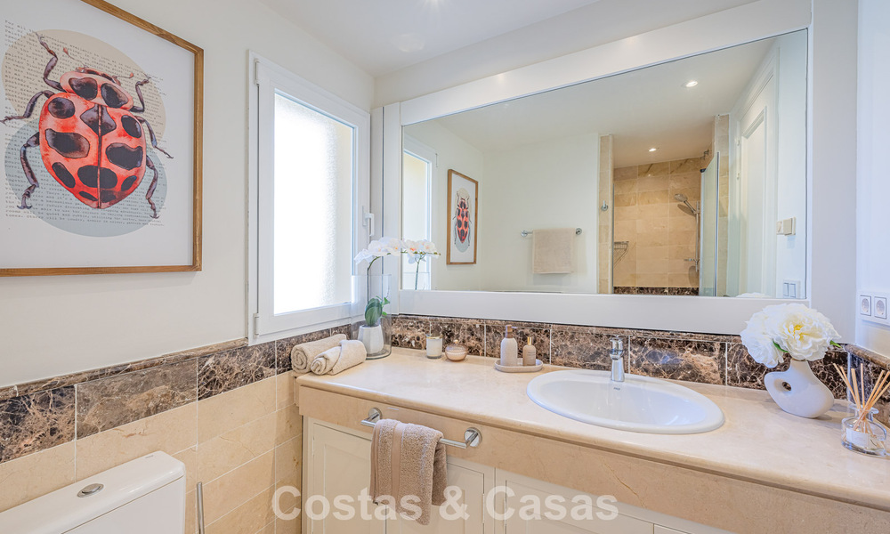 Ruim 3-slaapkamer appartement met panoramisch zeezicht te koop in een strandcomplex ten oosten van Marbella centrum 774668